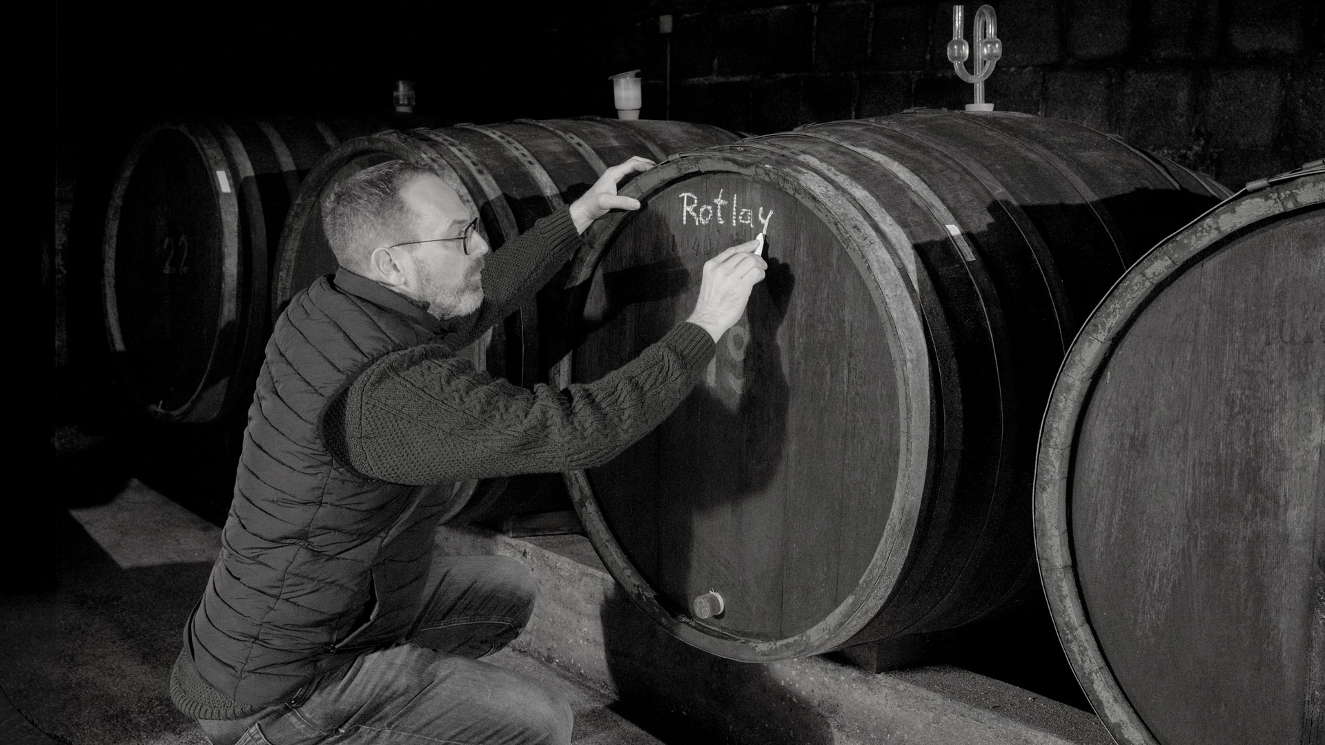 Beschriftung eines Weinfasses