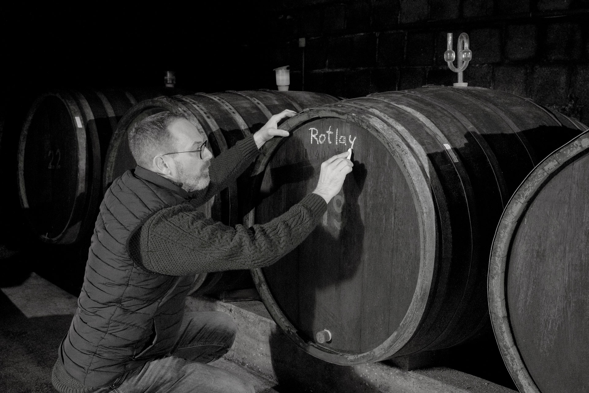 Beschriftung eines Weinfasses mit der Lage, dem genauen Weinberg der Trauben Beschriftung eines Weinfasses mit der Lage, dem genauen Weinberg der Trauben